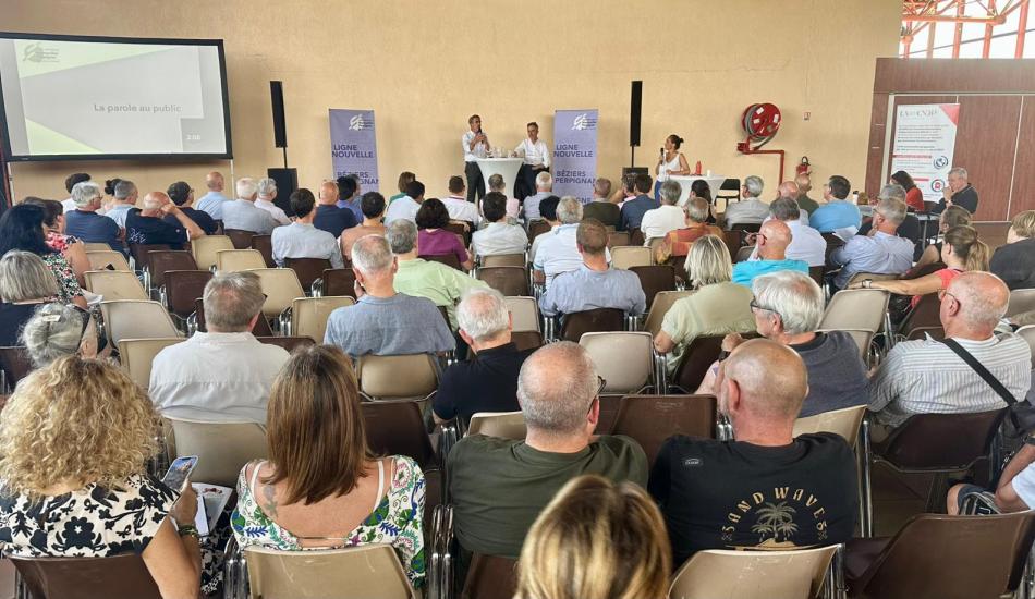 salle avec 100 personnes qui assistent à une réunion